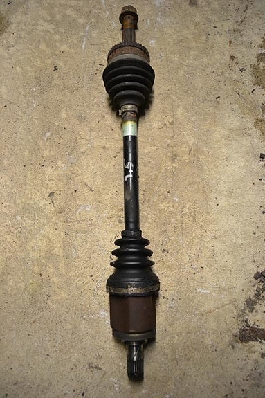 Nissan Almera -04 1.5 vetoakseli vasen