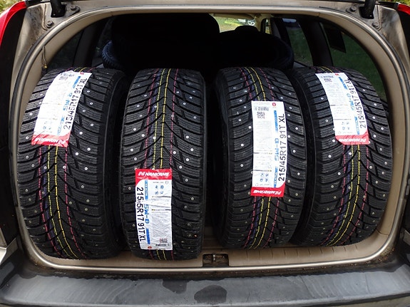 Uudet Nankang SW-8 215/45R17 nastarenkaat rahteineen