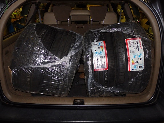 Ajamattomat Roadstone 215/35R18 kesärenkaat rahteineen