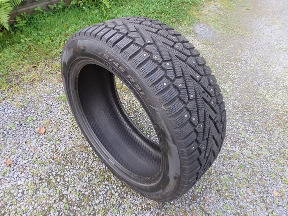 Yksi ajamaton Pirelli 275/45R21 nastarengas halvalla