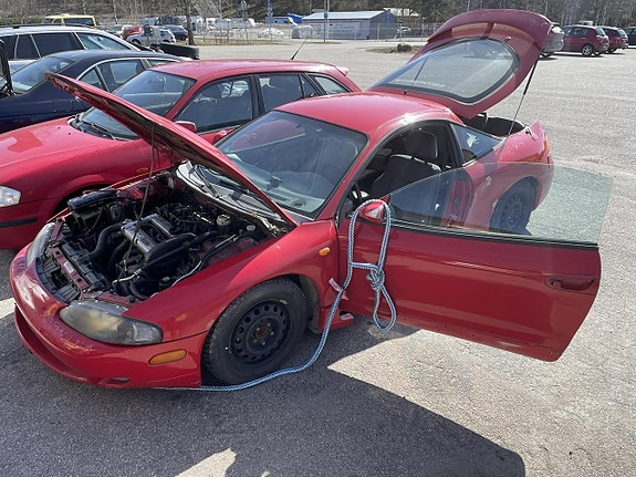 Mitsubishi eclipse joitain osia jäljellä
