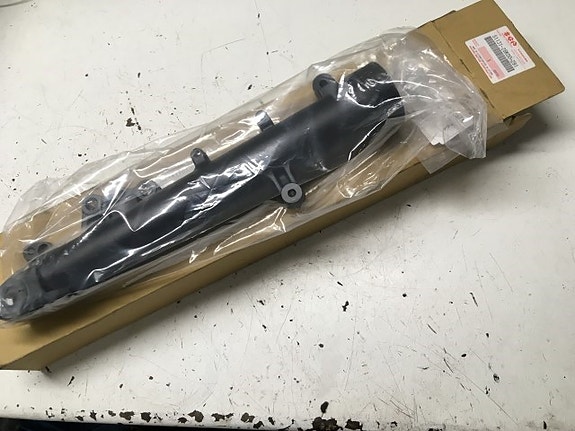Suzuki DL 650 oikea keulan alaputki