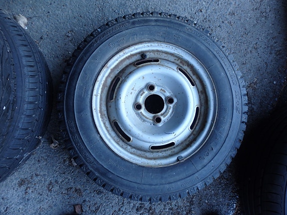 Vanha 155SR13 -nastarengas 4x100 -peltivanteella