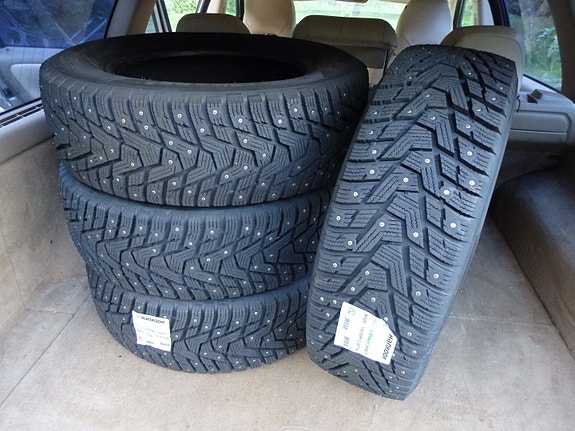 Uudet Hankook 195/65R15 nastarenkaat rahteineen