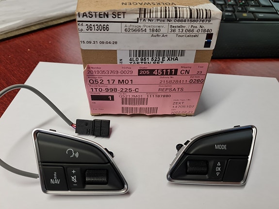 Audi nappisarja rattiin 4L0951523