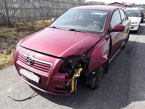 Toyota Avensis 1.8 sedan -03