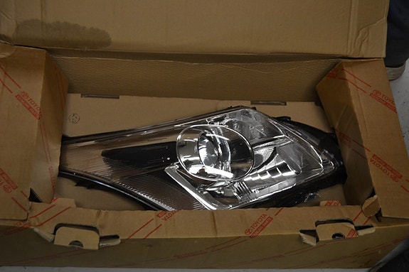 Toyota Avensis 09-18 ajovalo, uusi alkuperäinen