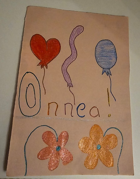 Uniikki Onnea-kortti – Kukilla ja ilmapalloilla koristeltu juhlan tähti! 🎈🌸