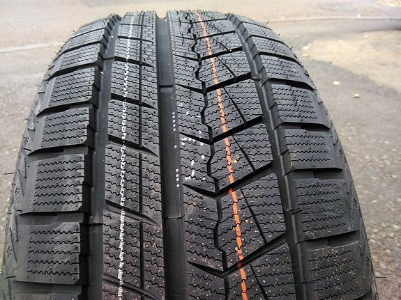 Uudet Grenlander 205/55R16 kitkarenkaat rahteineen