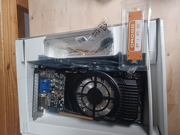 Asus 5770 näytönohjain ja crossfire linkki