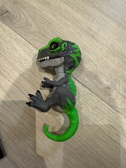T-rex sormet lelu