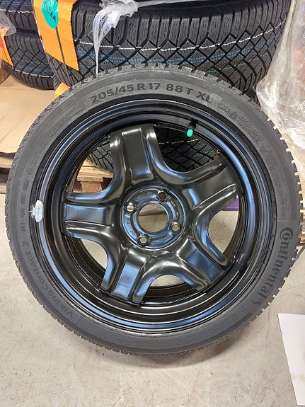 Uudet Ford Fiesta 17" teräs + 205/45R17 Continental CVC7 kitkat