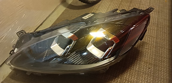 Ford Kuga vasen led ajovalo