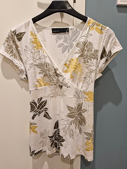 Kuviollinen pusero V-kauluksella