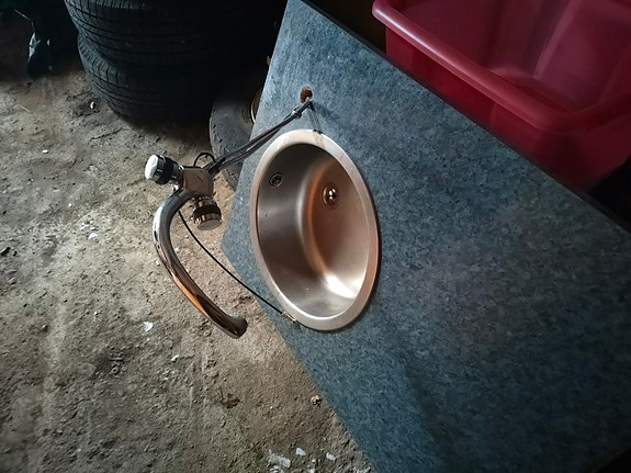 Keittiön työtaso altaalla ja taso hellalla