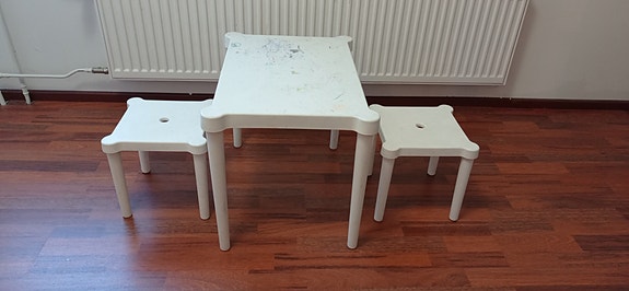Ikea lasten pöytä ja tuolit