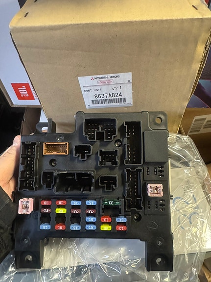 Mitsubishi Outlander uusi sulakeboxi 8637a824