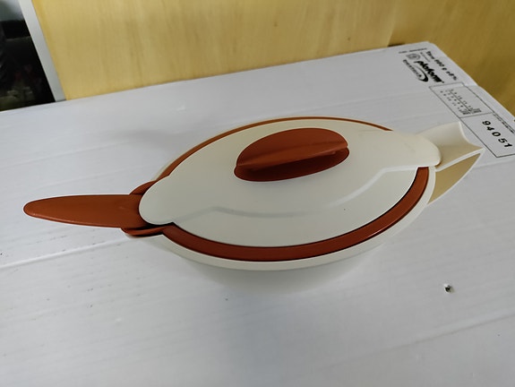 Tupperware kastikeastia kauhalla