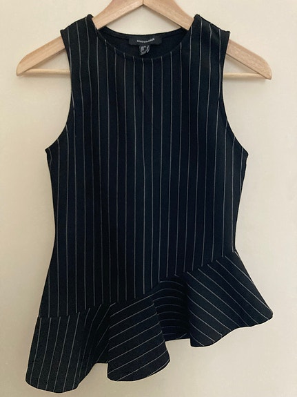 Musta liituraita peplum toppi, epäsymmetrinen
