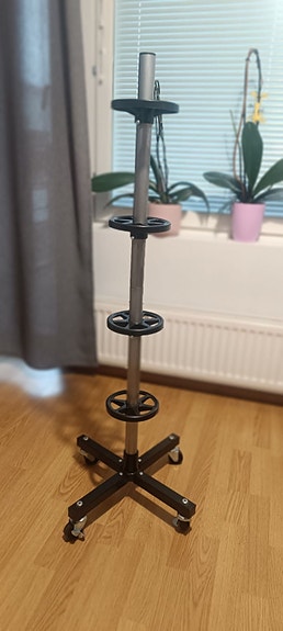 Wheeled tyre stand