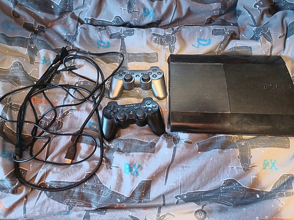 Playstation 3 (superslim) + ohjaimet