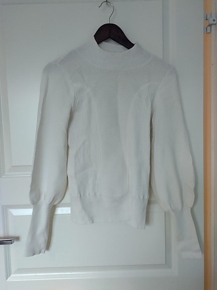 Karen Millen neulepusero pallohihoilla