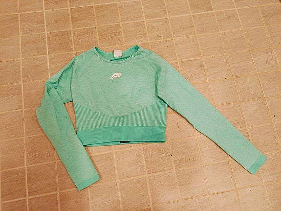 Kaksi Pursue Fitness cropp-treenipaitoja S