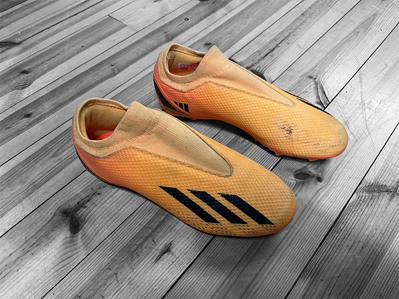 Adidas nappikset tekonurmelle