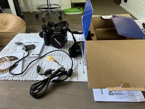 Olympus 810 digikamera laturilla