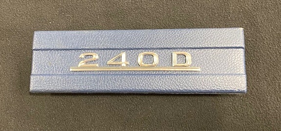 W115 Mercedes-Benz peitelevy 240 d logolla Huippukunto !