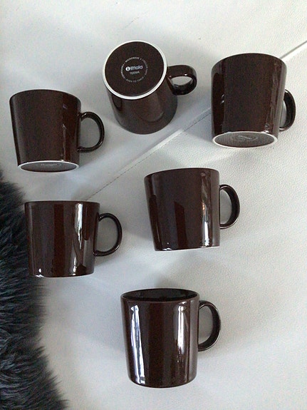 Iittala Teema ruskea kahvikupit ja leipä/pulla lautaset.
