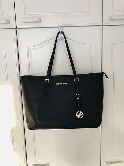 Michael Kors musta käsilaukku