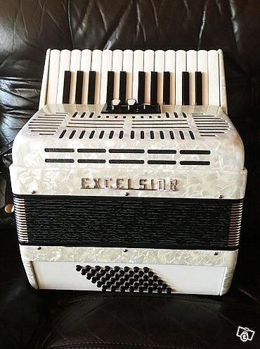 Pieni Excelsior Pianohaitari