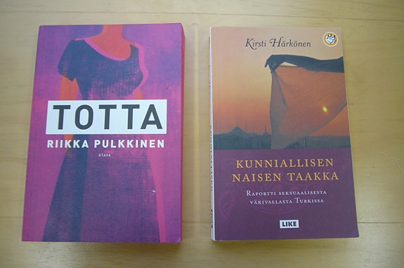 Kirjoja / Pokkareita, hyvää kesälukemista