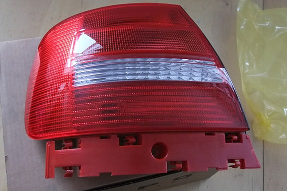 Audi A4 4d sedan 1999-00 takavalo vasen