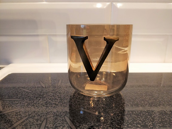 RM Letter Votive-kirjain kynttilälyhty V