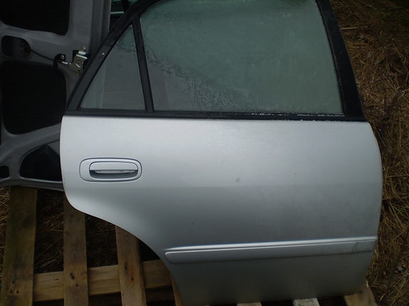 Toyota corolla osia vähän jäljellä vm -00