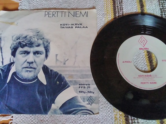 Pertti Niemi 7" Koti-ikävä / Taivas palaa