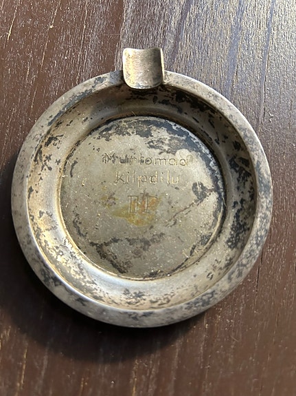 Metalliset tuhkakuppi, kori ja kannellinen purkki