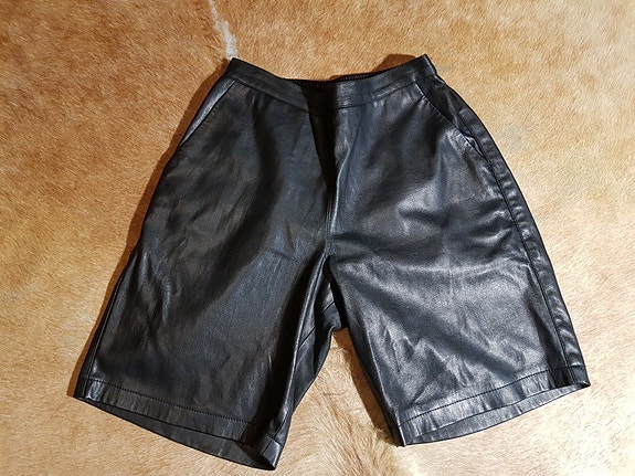 Gina Tricot S (keino)nahka shortsit mustat