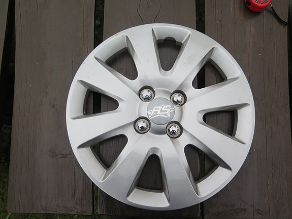 Peugeot pölykapseli.