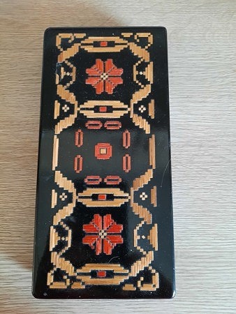 Vanha korurasia , pinnassa olkikoristelu