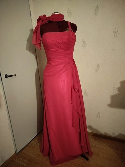 Pinkki iltapuku