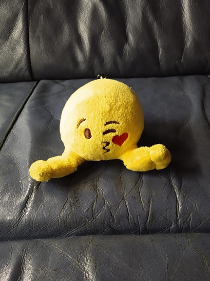 Emoji reppu maskotti