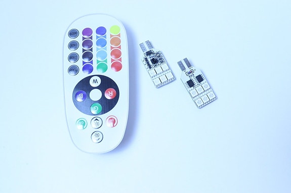 RGB W5W / T10 / T15 LED -polttimo sisätiloihin (2 kpl)