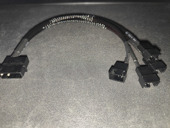 Virta-adapteri 4pin Molex to Fan 4 x 3pin / 4pin