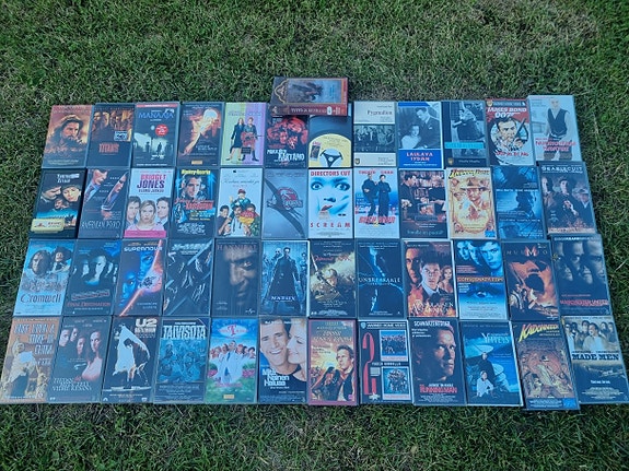 VHS laatikko 2. (49 elokuvaa)