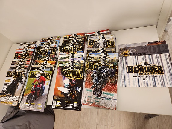 Bomber Magazine lehtiä ja kalentereja