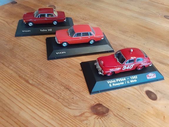Volvo ja Peugeot pienoismalleja