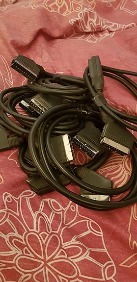 Scart kaapeleita